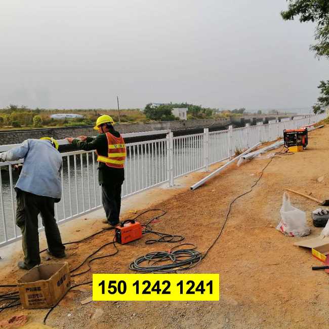 市政公路护栏19.jpg 市政公路护栏19.jpg