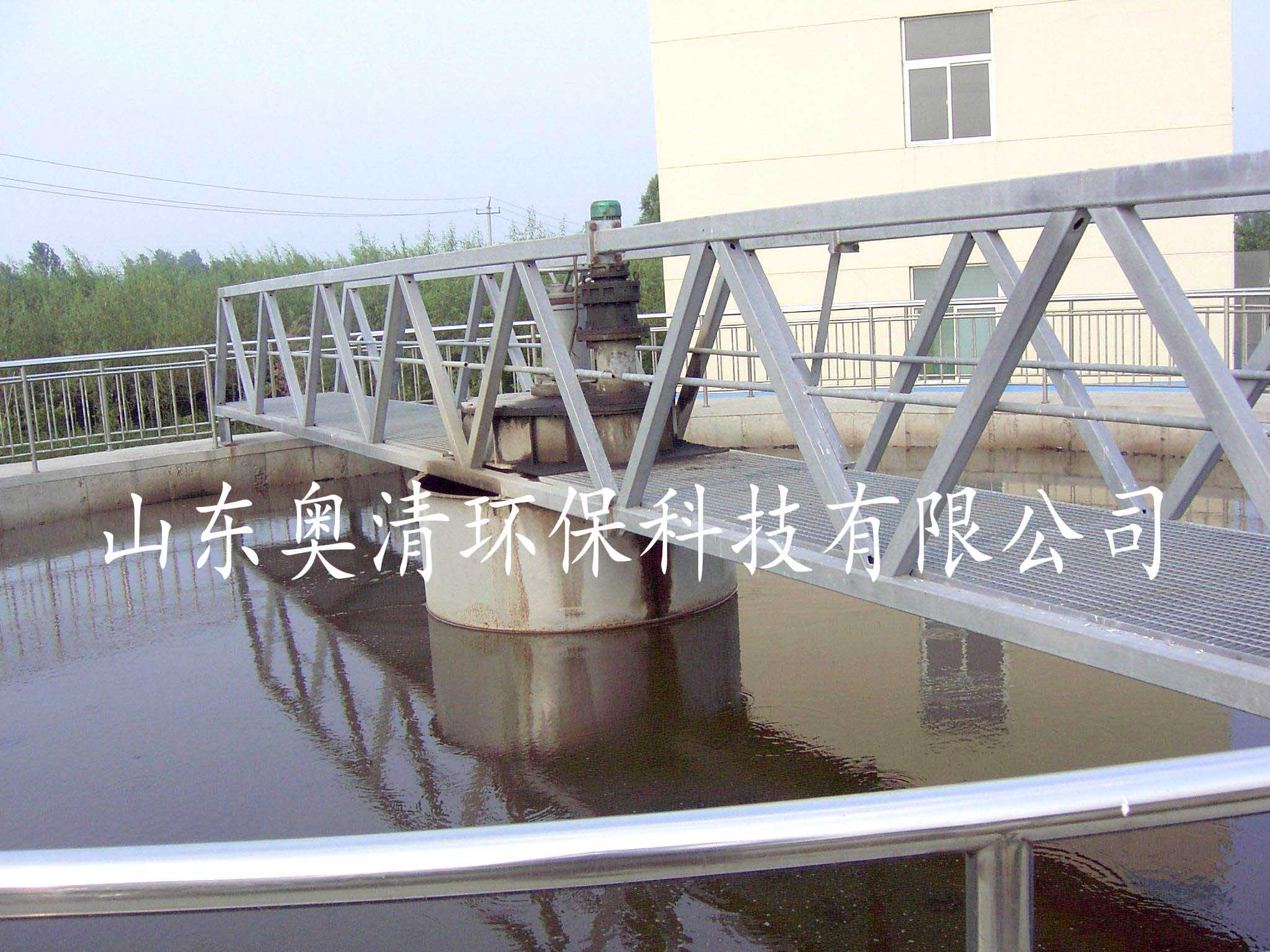 中心传动刮泥机.jpg 中心传动刮泥机.jpg