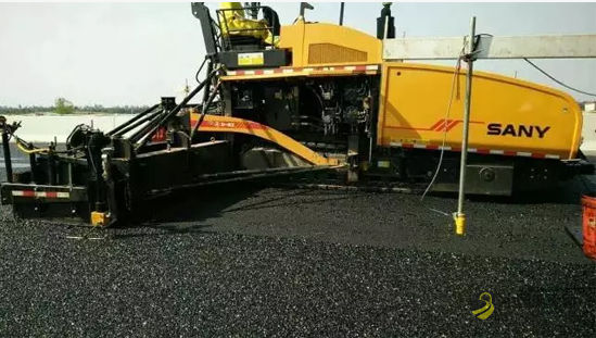中国首条低碳高速公路上的三一“摊铺明星” 中国沥青网，sinoasphalt.com