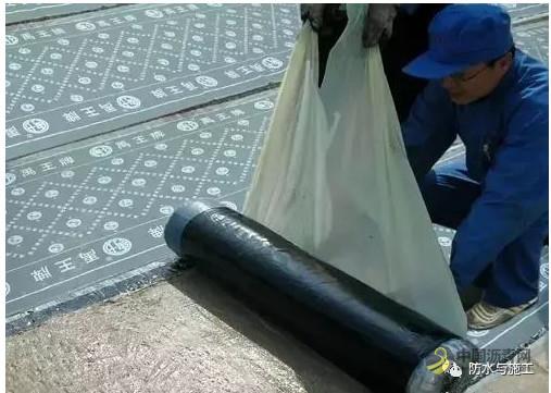 自粘改性沥青防水卷材屋面防水工程施工工艺（含视频） 中国沥青网，sinoasphalt.com
