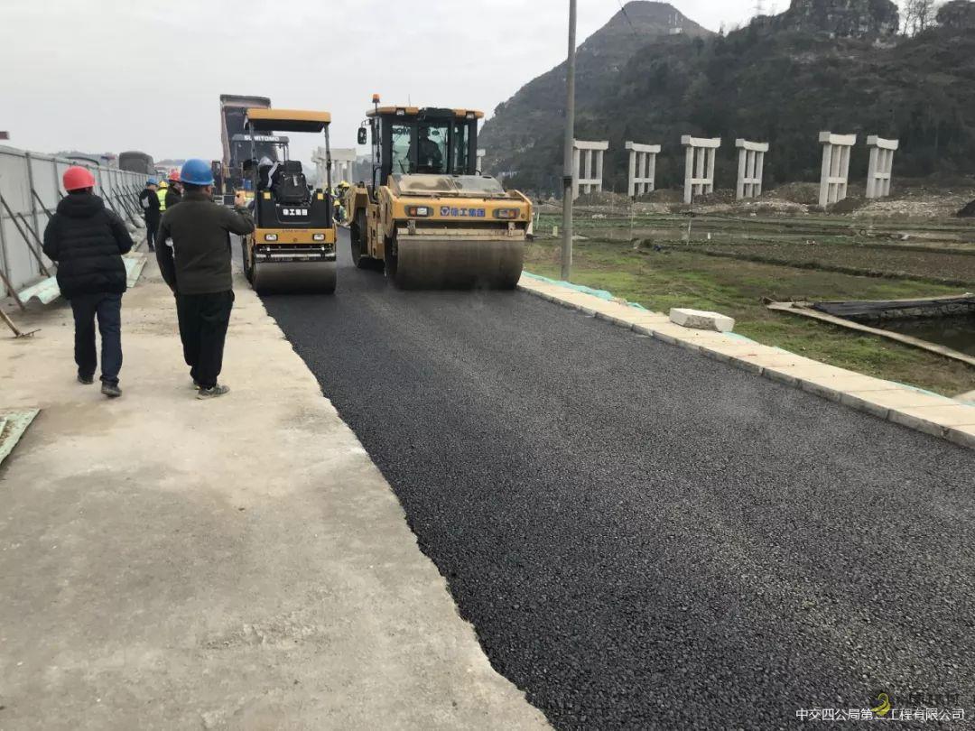 龙宫项目南区路面沥青开始摊铺 中国沥青网，sinoasphalt.com