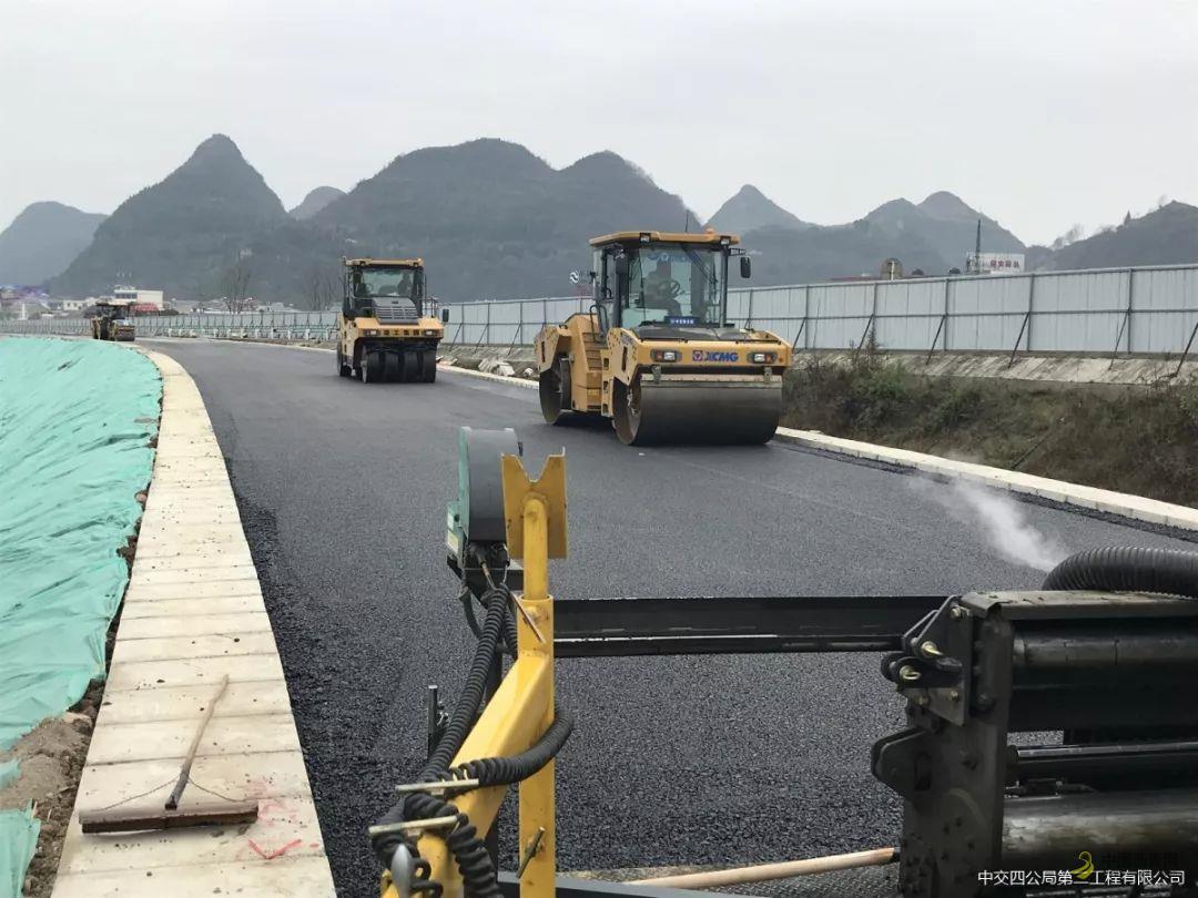 龙宫项目南区路面沥青开始摊铺 中国沥青网，sinoasphalt.com