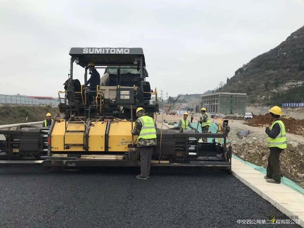 龙宫项目南区路面沥青开始摊铺 中国沥青网，sinoasphalt.com