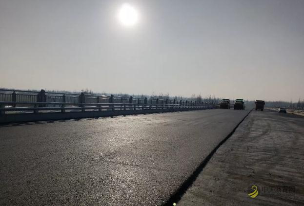 湖南长岭大桥项目开始沥青混凝土路面铺装工作 中国沥青网，sinoasphalt.com