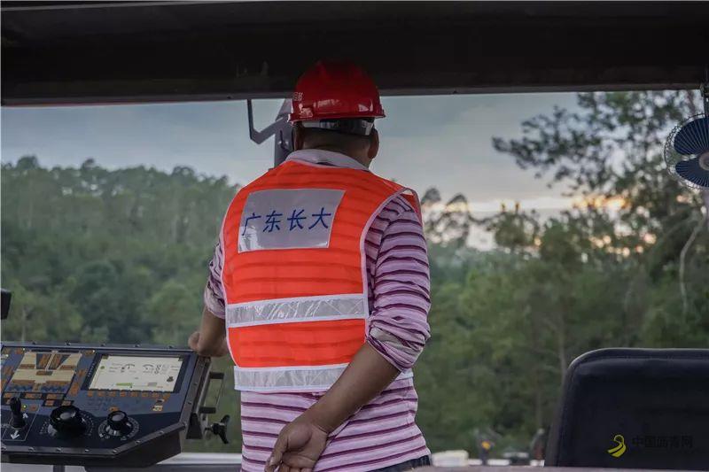 广东长大：端伸缩熨平板使摊铺宽度多变的路段不再是噩梦 中国沥青网，sinoasphalt.com
