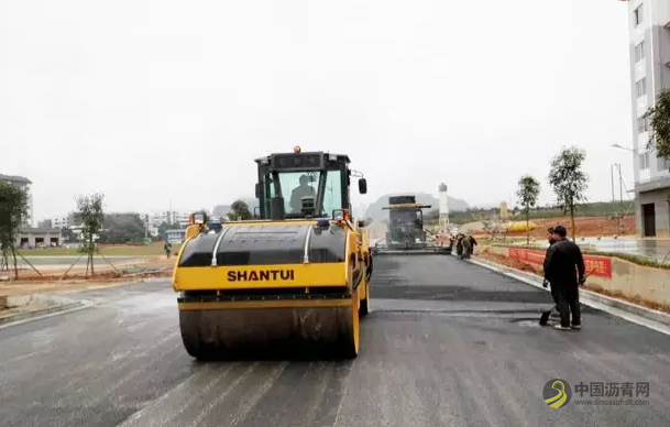 扶贫小区的路面工程，山推“佩奇”！ 中国沥青网，sinoasphalt.com