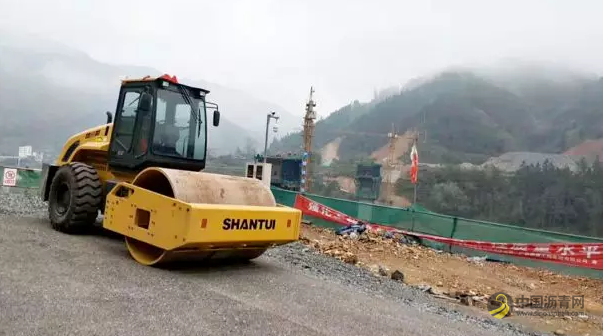扶贫小区的路面工程，山推“佩奇”！ 中国沥青网，sinoasphalt.com