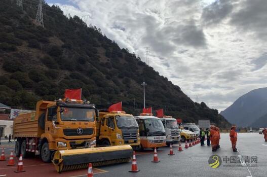 川藏线拉林高等级公路上的现代化养护设备 中国沥青网，sinoasphalt.com