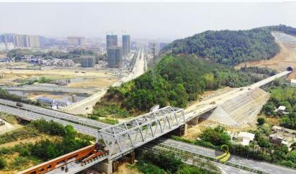 跨越长深高速公路的铁路大桥完成架设 中国沥青网，sinoasphalt.com