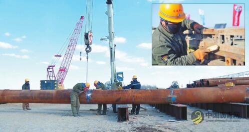 鹤大高速公路佳木斯过境段松花江特大桥施工现场 中国沥青网，sinoasphalt.com