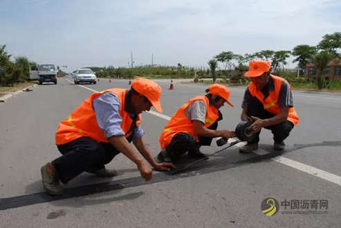 沥青贴缝带——用于养护的“道路创可贴” 中国沥青网，sinoasphalt.com