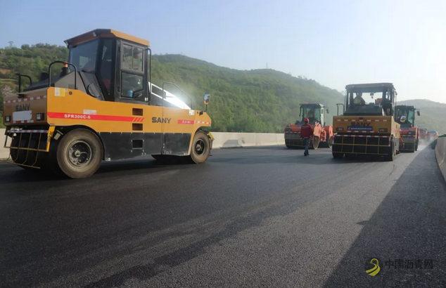 两徽高速公路石墨烯复合橡胶改性沥青路面试验段铺筑完成 沥青网，sinoasphalt.com
