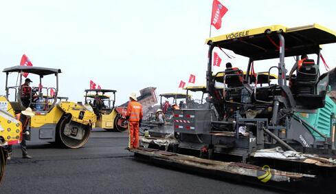 武汉天河机场一跑道大修工程进入沥青铺设阶段 沥青网，sinoasphalt.com