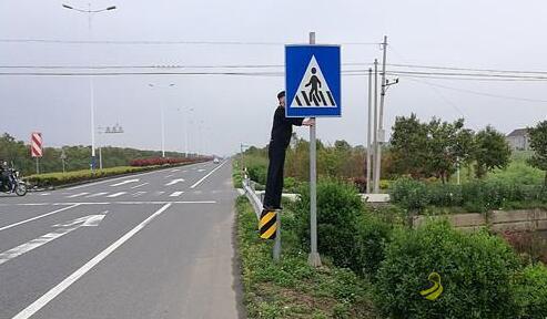 1882.jpg 江苏启东公路站:校正修复标志牌 沥青网,sinoasphalt.com
