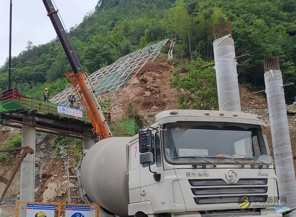 [重庆]城开高速雪宝山互通首个盖梁成功浇筑 沥青网，sinoasphalt.com