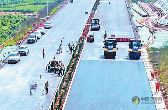 01.jpg 贺(州)巴(马)高速公路昭平段铺设路面沥青 沥青网,sinoasphalt.com