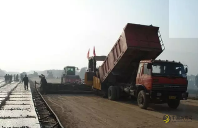 公路施工沥青路面的优点探讨及施工技术研究 沥青网，sinoasphalt.com