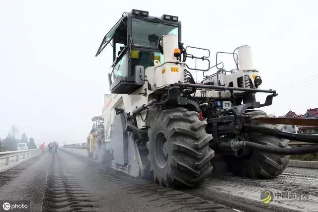 施工过程中提高沥青路面平整度的措施 沥青网，sinoasphalt.com