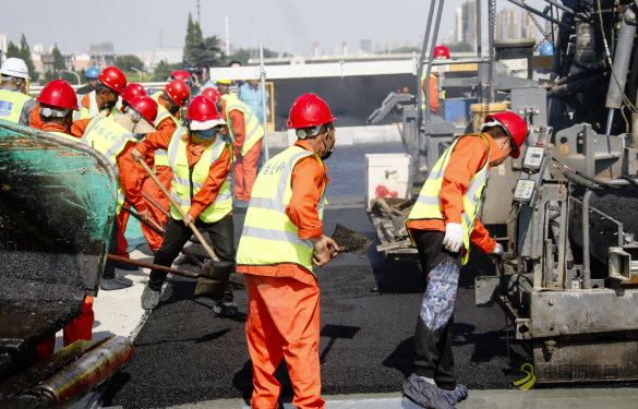 “大运河桥”主桥沥青摊铺 预计6月底具备通车条件 沥青网，sinoasphalt.com