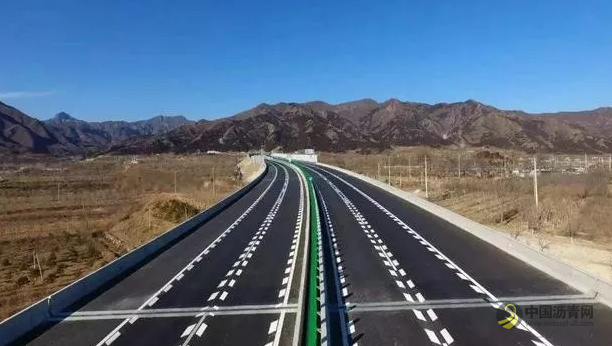 真奇怪！为啥高速路上都是沥青路面，唯独收费站是水泥路面？ 沥青网，sinoasphalt.com