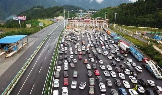 真奇怪！为啥高速路上都是沥青路面，唯独收费站是水泥路面？ 沥青网，sinoasphalt.com