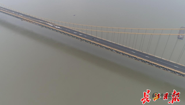 杨泗港长江大桥主桥沥青摊铺完成 相当于铺了11个标准足球场 沥青网，sinoasphalt.com