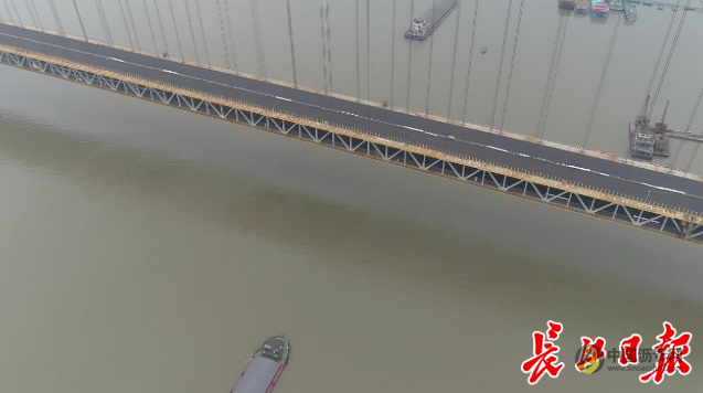 杨泗港长江大桥主桥沥青摊铺完成 相当于铺了11个标准足球场 沥青网，sinoasphalt.com