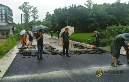 “铺的啥子沥青嘛，手都可以捏碎！” 沥青网，sinoasphalt.com