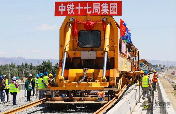 [河北]大张高铁完成正线铺轨施工（图） 沥青网，sinoasphalt.com