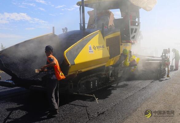 高温坚守一线 加快沥青摊铺施工 沥青网，sinoasphalt.com
