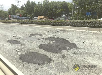 嘉定连通江苏浏翔公路坑塘连环 一些路段现龟裂和沉降 沥青网，sinoasphalt.com