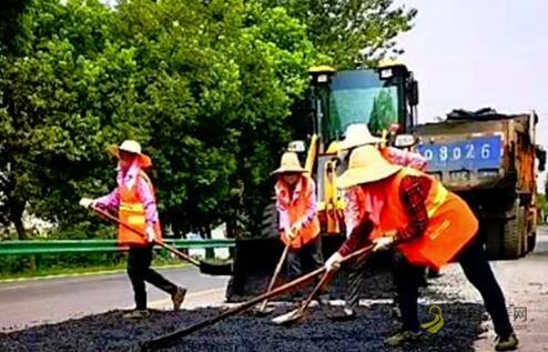 01.jpg 头顶烈日脚踩超150℃的沥青 合肥公路养护人作业时如同“汗蒸” 沥青网,sinoasphalt.com