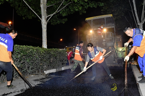 汗珠弥漫了眼睛 合肥“月亮部队” 夜间忙筑路保畅通 沥青网，sinoasphalt.com