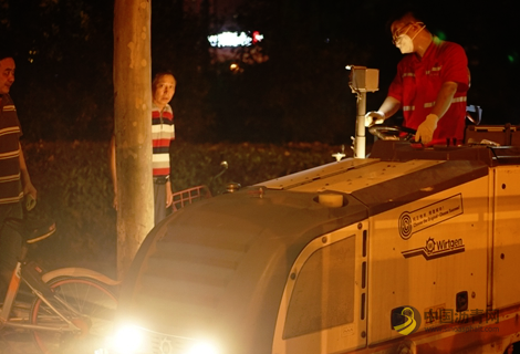 汗珠弥漫了眼睛 合肥“月亮部队” 夜间忙筑路保畅通 沥青网，sinoasphalt.com