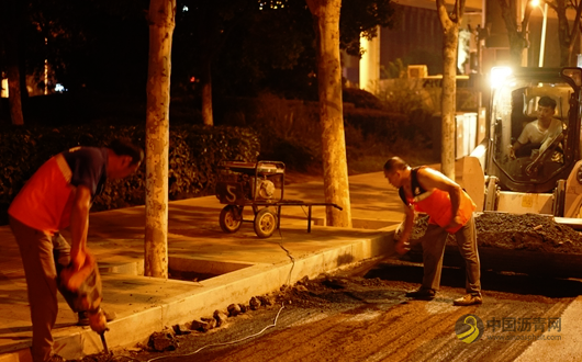 汗珠弥漫了眼睛 合肥“月亮部队” 夜间忙筑路保畅通 沥青网，sinoasphalt.com