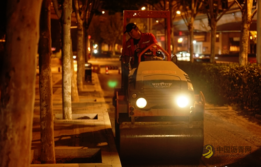 汗珠弥漫了眼睛 合肥“月亮部队” 夜间忙筑路保畅通 沥青网，sinoasphalt.com
