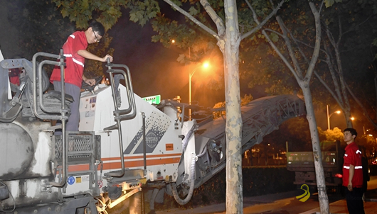 汗珠弥漫了眼睛 合肥“月亮部队” 夜间忙筑路保畅通 沥青网，sinoasphalt.com