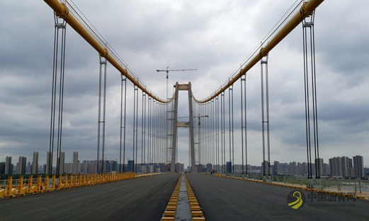 杨泗港长江大桥主桥沥青摊铺完成，相当于铺了11个标准足球场 沥青网，sinoasphalt.com