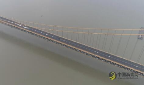 杨泗港长江大桥主桥沥青摊铺完成，相当于铺了11个标准足球场 沥青网，sinoasphalt.com