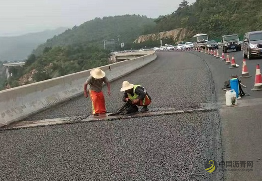 [河北]京承高速养护工用 “汗水”养路 沥青网，sinoasphalt.com