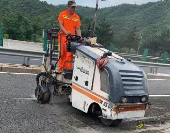 [河北]京承高速养护工用 “汗水”养路 沥青网，sinoasphalt.com