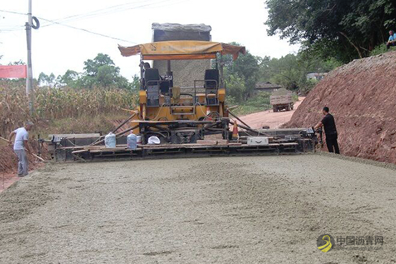 大足区省道S443拾万至金山段公路改建工程进入水泥稳定基层铺筑阶段 沥青网，sinoasphalt.com