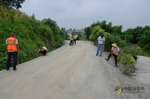 荣县历时2个月12公里烂路“秒变”沥青路 沥青网，sinoasphalt.com