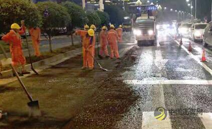 锡山城管：高温沥青修补 保障群众安全出行 沥青网，sinoasphalt.com