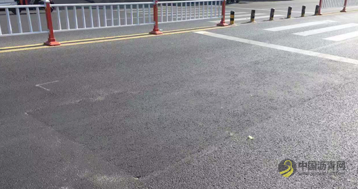 锡山城管：高温沥青修补 保障群众安全出行 沥青网，sinoasphalt.com