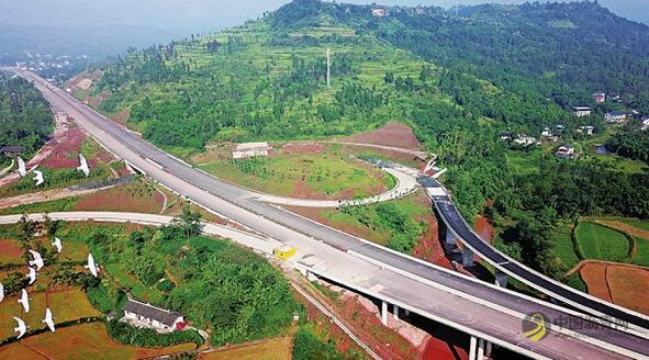 潼大荣高速公路大足段全面完成沥青路面铺设 沥青网，sinoasphalt.com