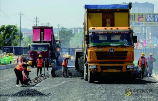 花溪大道综合整治项目顺利推进 经开段开始 摊铺路面沥青 沥青网，sinoasphalt.com