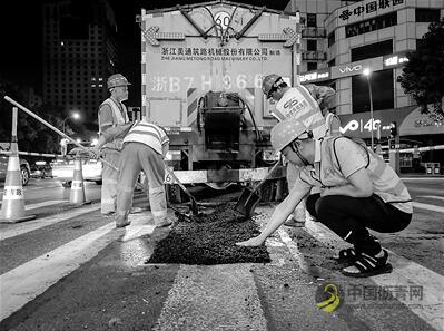 01.jpg 宁波城管市政部门加紧修补道路坑洞 沥青网,sinoasphalt.com