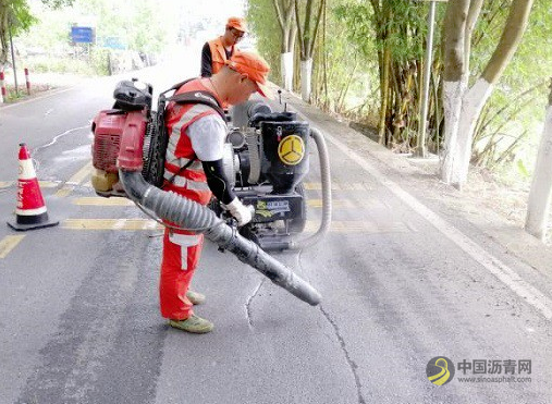 河口公路分局积极开展沥青路面开槽灌缝修补工作 沥青网，sinoasphalt.com