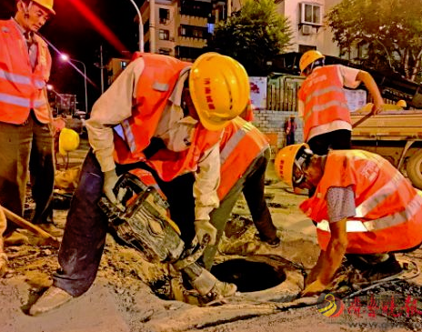 记者蹲点济南经十路整修施工现场 挑灯“夜战”不扰民 沥青网，sinoasphalt.com